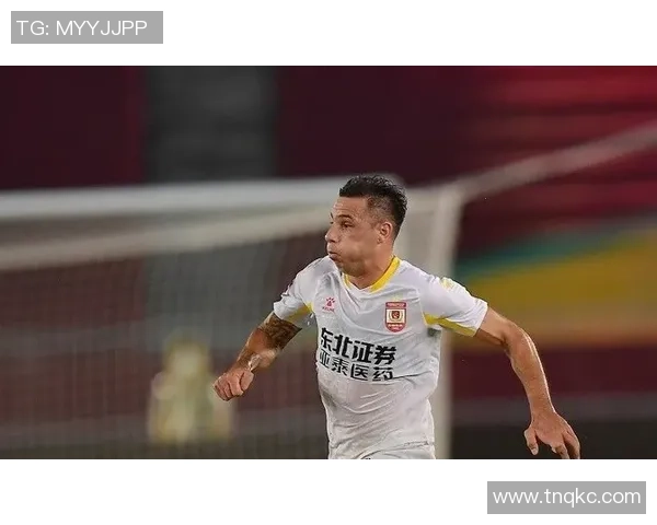 惨败国安后亚泰球员贺一然被自家球迷谩骂,他做出手势反击 惨败国安后亚泰球员贺一然被自家球迷谩骂,他做出手势反击